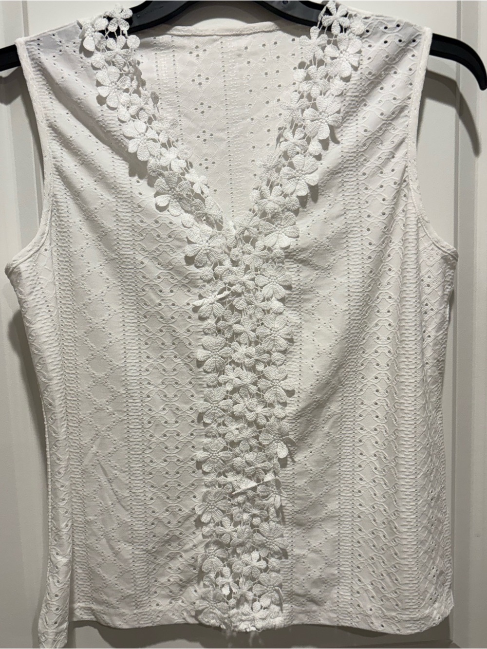 Woman’s White Floral Lace V-Neck Sleeveless blouse SZ-Large